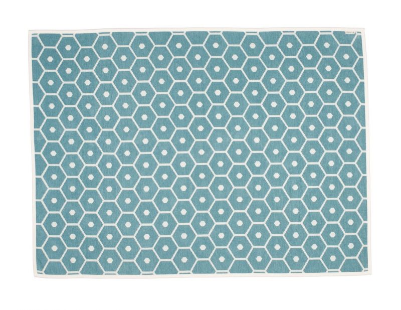Pappelina Honey Wolldecke 140x180cm mit blauem Sechseckmuster und weißem Rand, hochwertige Wohndecke.